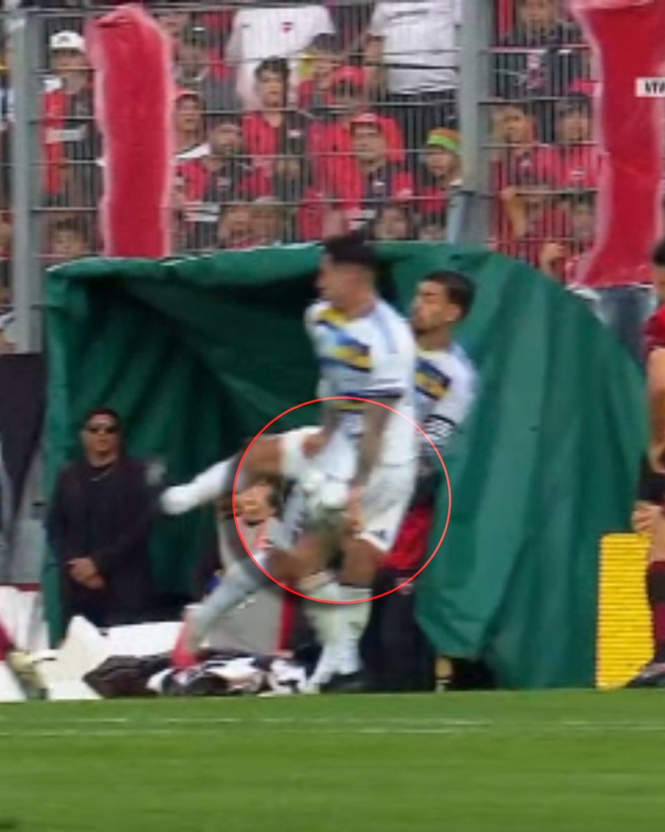 DiarioOle's tweet photo. ‼️ NEWELL´S reclamó mano de DI LOLLO al final del primer tiempo.

 Merlos finalizó los primeros 45' y no fue llamado por el VAR para revisar la jugada https://t.co/tu9J0nbWaY