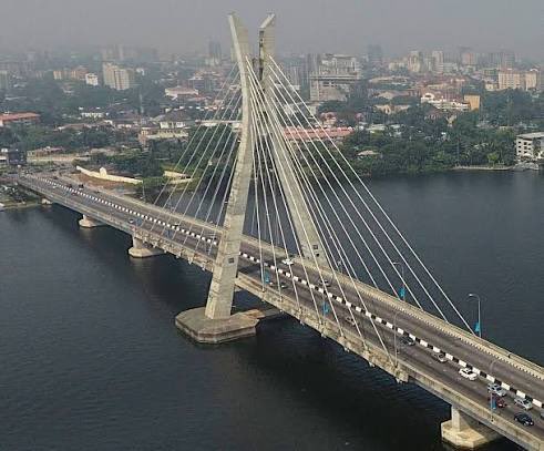 DAMIADENUGA's tweet photo. This bridge don suffer from Nollywood. https://t.co/FMG6sJsSSw