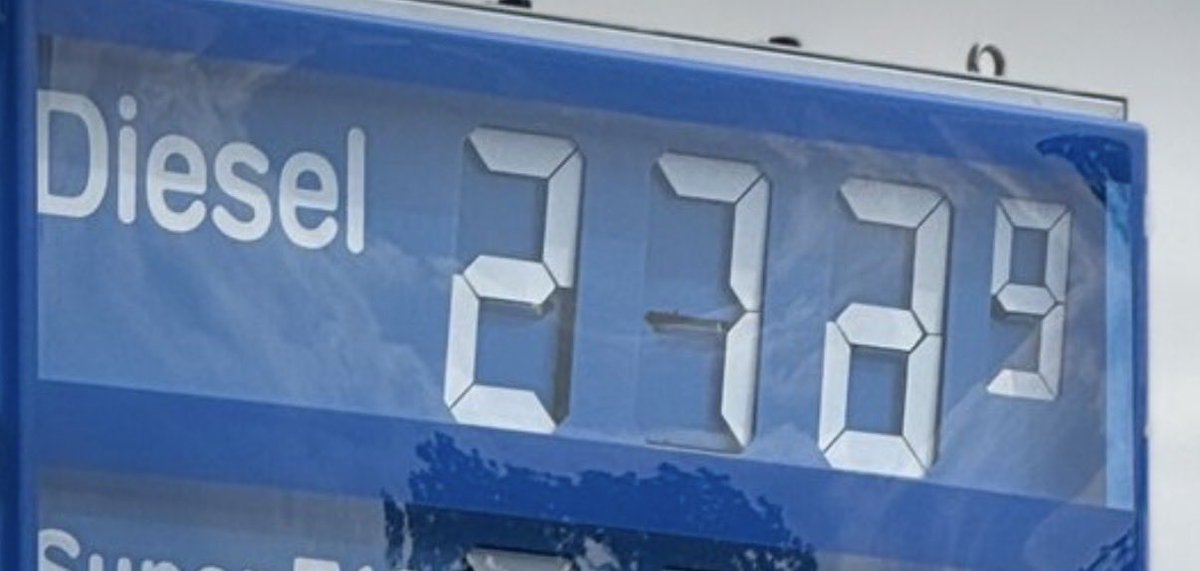 Profinsurance's tweet photo. @robvegas Hä????   Was kostet der Diesel?  🤷🏽
KI generiert deine Autobahntankstelle? https://t.co/rQMctT47OS