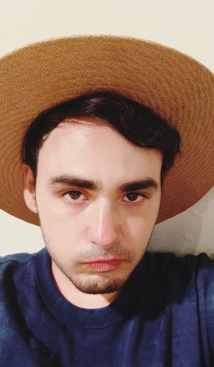 muysebita's tweet photo. Subiendo al avión con un sombrero en la cabeza
#oomf #Perfo #Porfa https://t.co/4gQzef9gSn