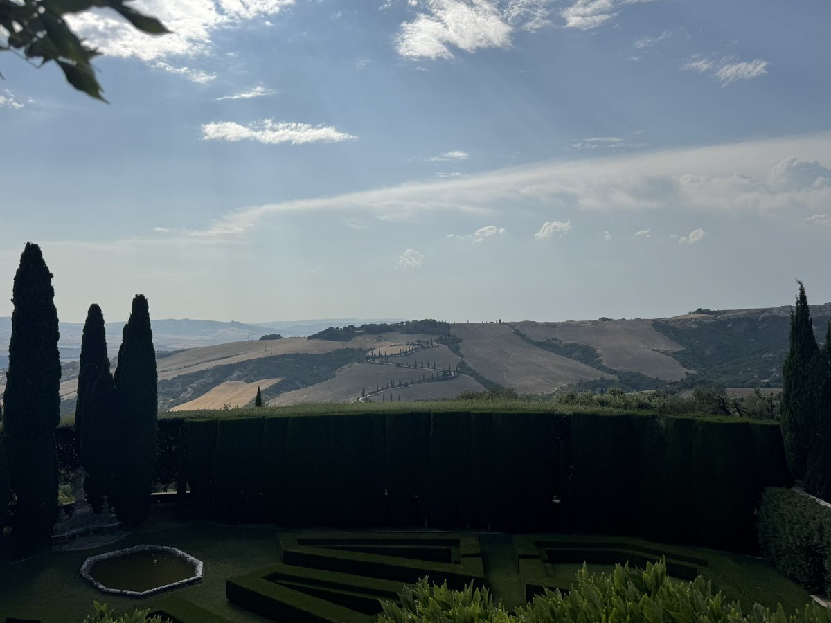 FrancescoC's tweet photo. Golden light, rolling hills, and timeless beauty—Tuscany at its finest. 🌿✨ #Tuscany #LaFoce #ValdOrcia #VisitTuscany #ItalianLandscapes https://t.co/gTruUsej8N