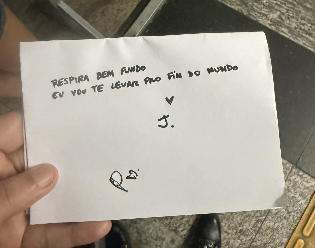 donosdocrimee's tweet photo. Pedi para o jao escrever um trecho de fim do mundo que ele quisesse e ele simplesmente virou para mim e falou “SERÁ QUE EU LEMBRO?” 😏 https://t.co/sSIVxhLCC4