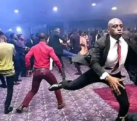 realdenzee's tweet photo. Today for church ⛪, everything was going smoothly until pastor said,
The best dancer today will go home with the offering box. 🗃️😂😂

Omo, na so everybody begin showcase hidden dance moves. 😭🤣🔥 https://t.co/lDNkmiGoDD