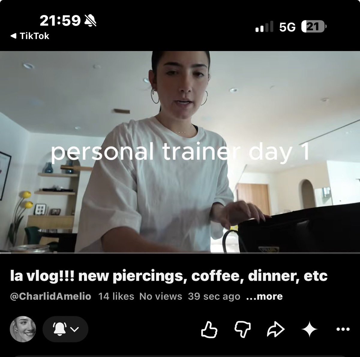 rhpsmelio's tweet photo. AYEEEE CHARLI VLOG DAYYYY @charlidamelio https://t.co/wwdXWWA8n4