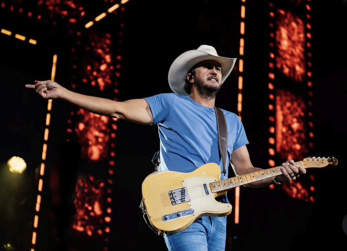 MelanieLavall12's tweet photo. #lukebryan https://t.co/7cuEjbOQ2m