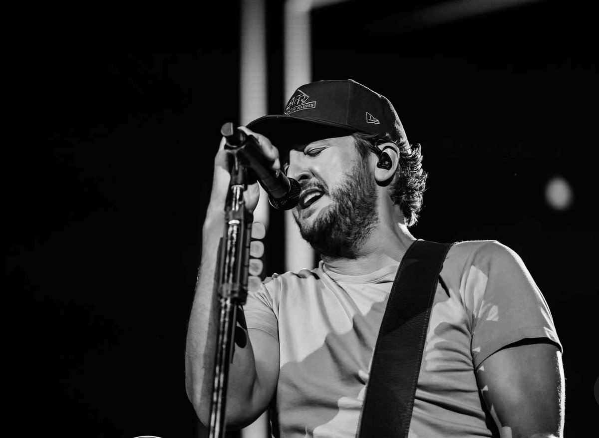 MelanieLavall12's tweet photo. #lukebryan https://t.co/7cuEjbOQ2m
