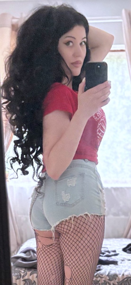 AshiliCarlone's tweet photo. My outfit today when out for a walk π
#altgirl #alternativemodel https://t.co/wugzM34OIJ