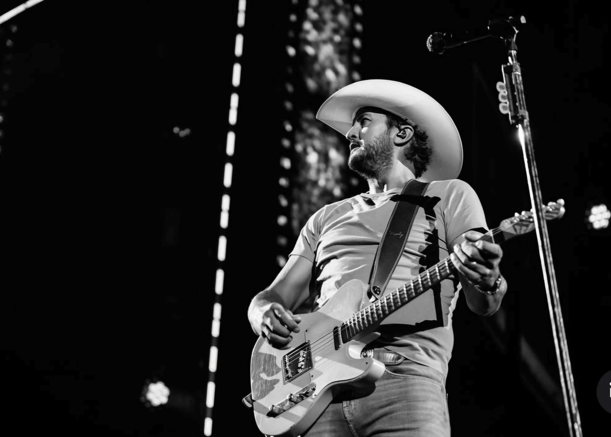 MelanieLavall12's tweet photo. #lukebryan https://t.co/7cuEjbOQ2m