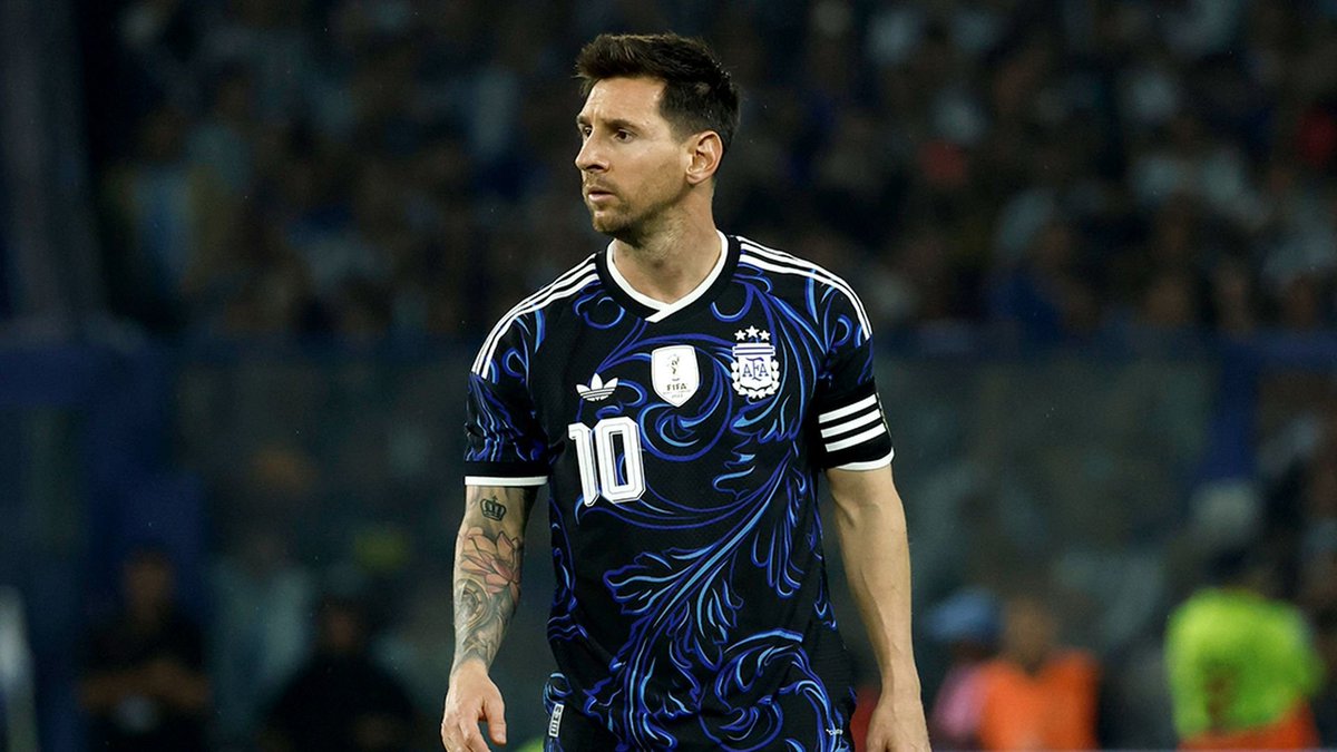 Lavozgalactica's tweet photo. 🚨 EL EXPEDIENTE MESSI:

• 4 Copas América en apenas 6 años.
• Mundial con 5 penaltis en 7 partidos.
• Recuperan la Finalissima.
• Vuelve la Copa Interamericana.
• Le invitan al Mundial de Clubes.
• Pagan a los árbitros en Barça.

Y así es como se fabrica un legado. ☠️ https://t.co/vkYveDUkLN