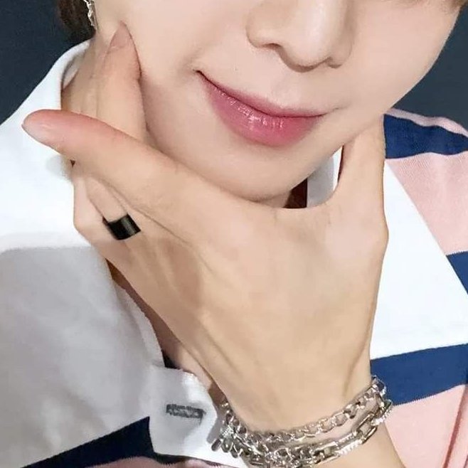 dailyeohands's tweet photo. hii, starting from today, hourly yeosang hands will unfortunately be on vacation so i will post less often than usual. i will probably post daily and not hourly during this period of time unfortunately.

here's a yeosang again to apoligize :( https://t.co/ozOoUkEILe