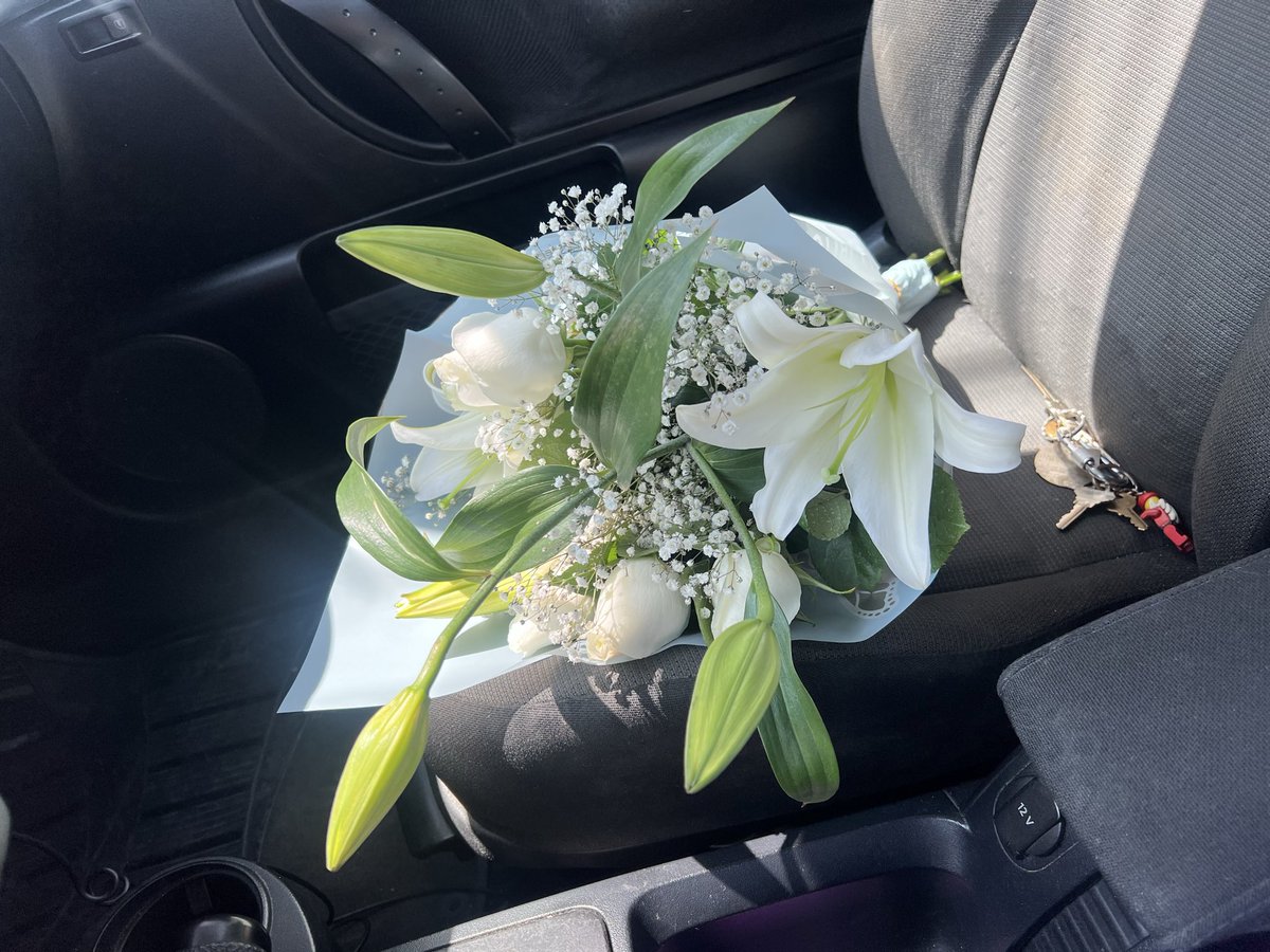uncorazonmio's tweet photo. fui a comprarle flores a mimujer mjm me falto tomarle foto con ellas rip https://t.co/oZZiUgvTb5