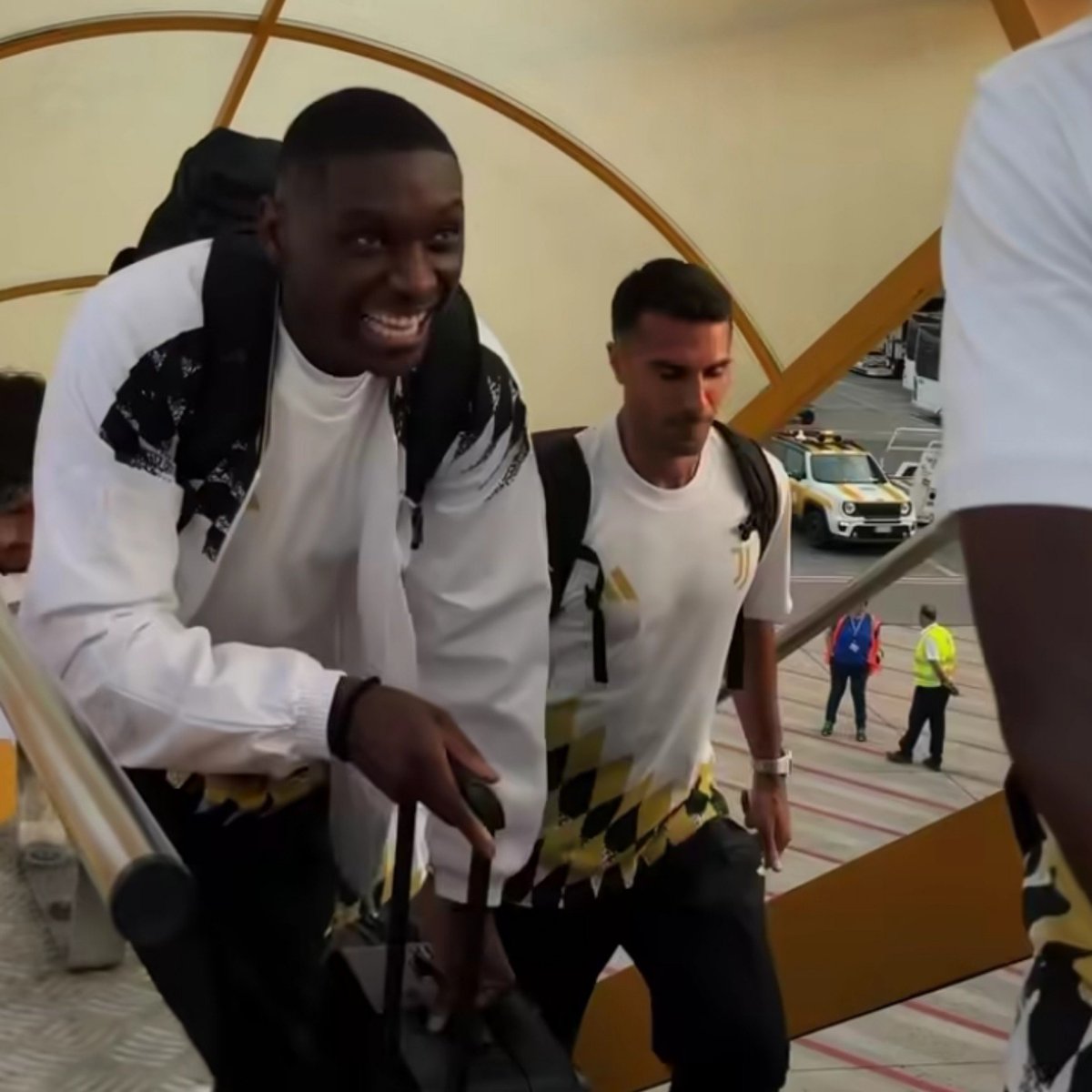 theFJEN's tweet photo. Kolo Muani can't stop smiling and laughing. He's finally home. 🤩🖤🤍 https://t.co/bEDjMt5f5n