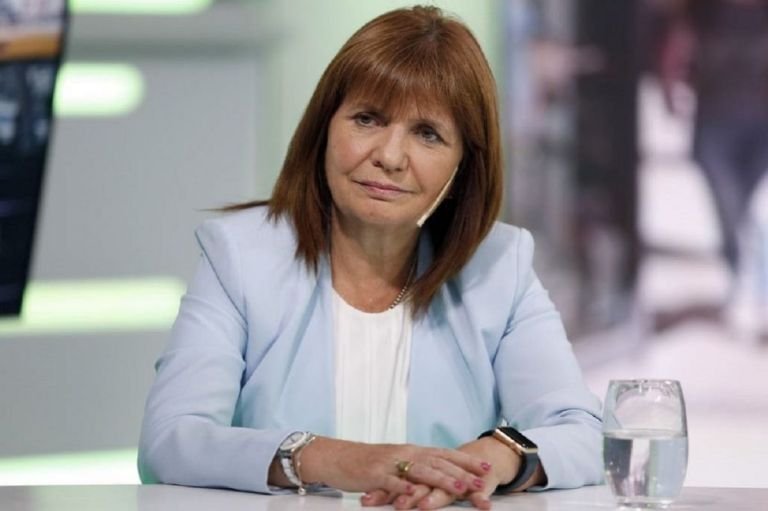 AlertaArgenta's tweet photo. BULLRICH APUNTA A LA PRESIDENCIA

La ministra confirmó que mantiene su deseo de llegar a la Casa Rosada, pero recién después de una eventual reelección de Javier Milei. https://t.co/gaXL0erCqh