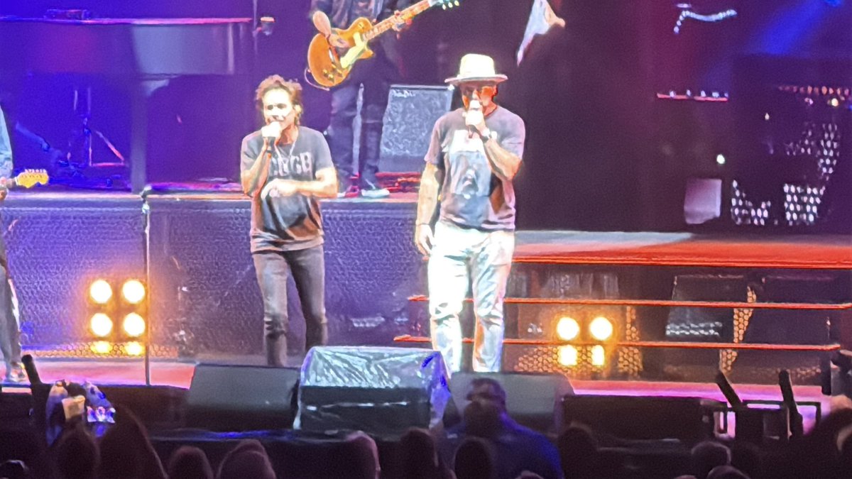 ThePoliteZombie's tweet photo. @barenakedladies was amazing last night in “noblesville just outside of Indy” 

Also, Ed, was this outfit choice at the end a nod to Gord Downie? https://t.co/sfRKdGnc3V