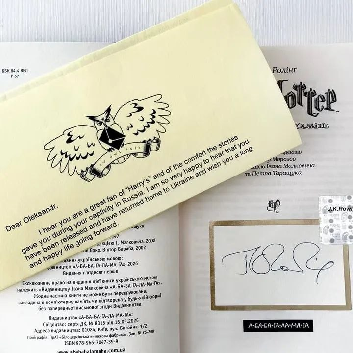 silupescu's tweet photo. Il soldato ucraino che durante i 4 anni di prigionia in Russia raccontava ai suoi compagni le avventure di Harry Potter "per non perdere la speranza", ha ricevuto una volta liberato un insperato regalo dall'Inghilterra: copia autografata e lettera dell'autrice, J K Rowling https://t.co/StToz1gZzu