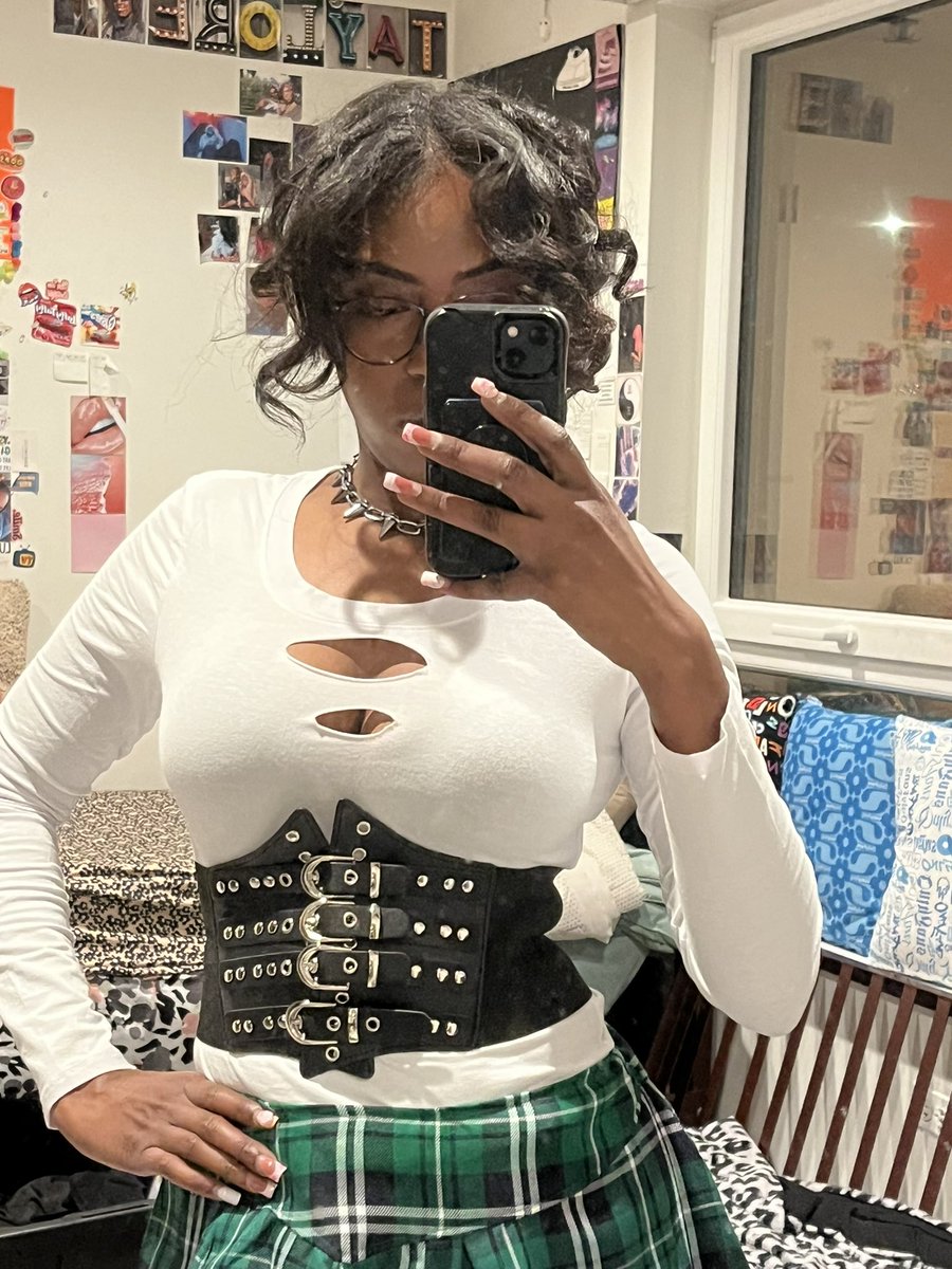 tayloremusix's tweet photo. 💚🖤🤍 https://t.co/iWYahOXW2J