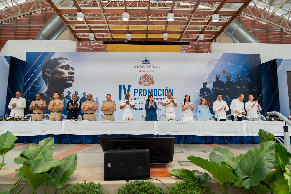 itobisono's tweet photo. Durante nuestra visita a Santiago de los Caballeros, acompañé a la vicepresidenta @RaquelPenaVice en la IV Promoción de Agentes de Reacción Rápida (ARR) para Interdicción Migratoria, una nueva generación de jóvenes que hoy culmina un proceso de formación para servir a la República Dominicana con disciplina, compromiso y vocación.

Felicito al director general de @MigracionRDo, el vicealmirante @LRLeeBallester, por su liderazgo y por seguir impulsando la preparación de estos jóvenes que asumen la responsabilidad de contribuir a la protección y el fortalecimiento de la gestión migratoria del país. 🇩🇴