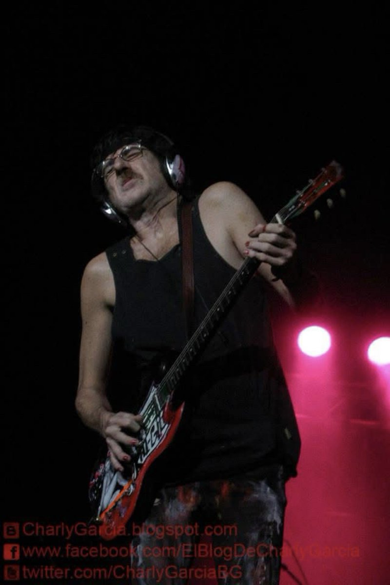 archivocharly's tweet photo. Charly García fotografiado durante el primer show en el Aula Magna de la Universidad Central de Venezuela (02/07/2005) https://t.co/np9sZauvah