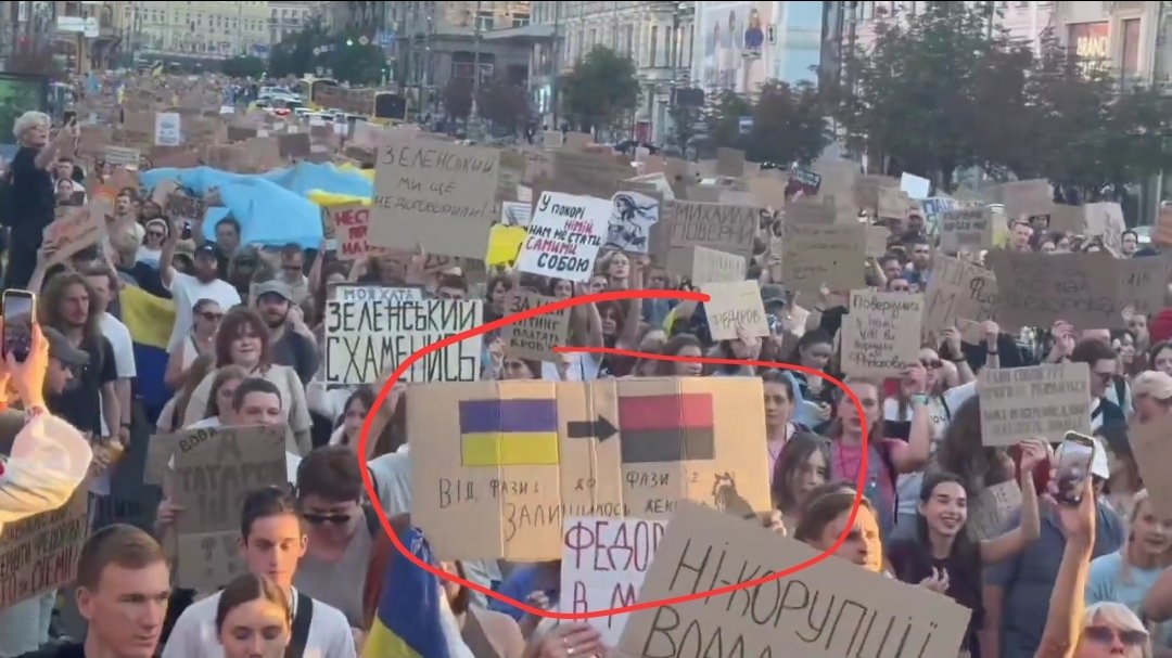 vvilqu's tweet photo. @kowalska300 Zaraz z tyłu macie transparent który przestrzega przez nacjonalizacją. Sam byłem zaskoczony tą sprzecznością . Stosunkowo jak na cały protes było mało tylko kilka flag . https://t.co/cRb8fDhx9k
