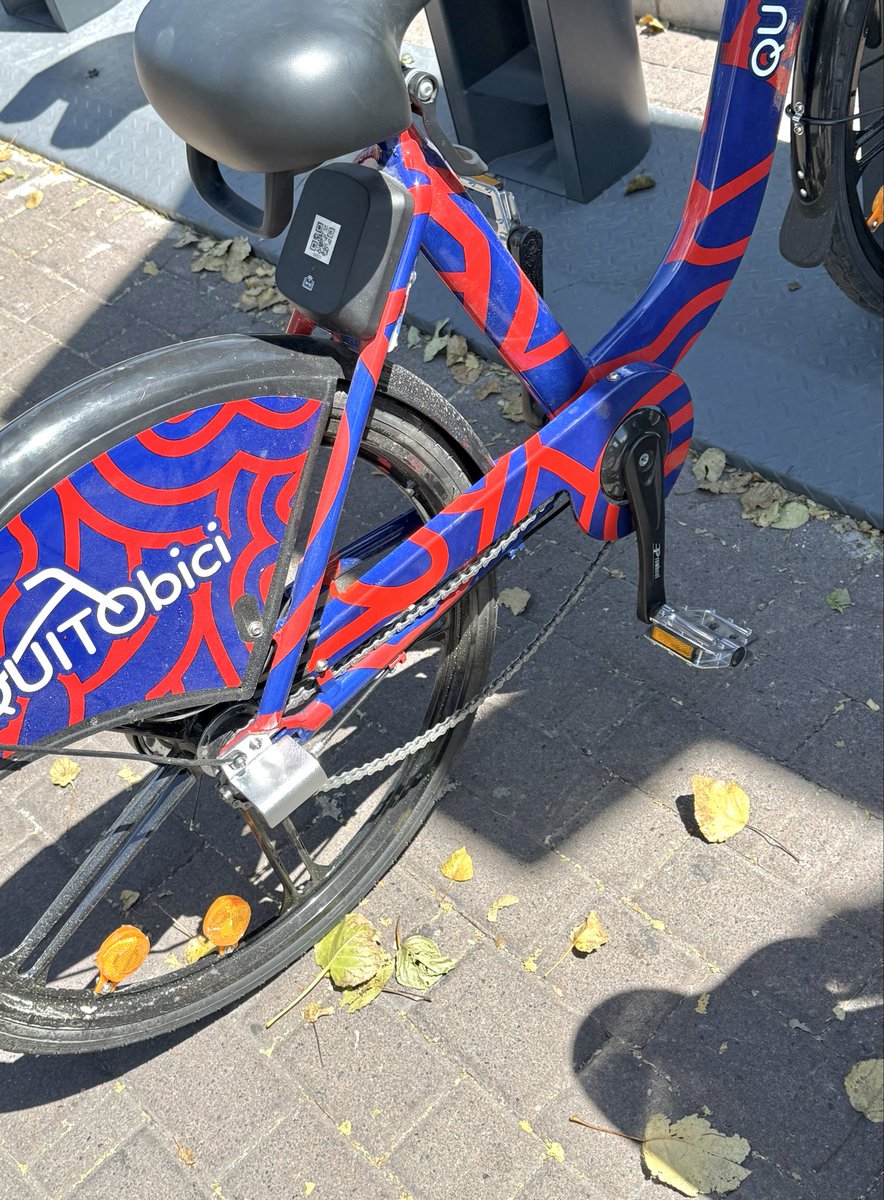 Charles_Alexan's tweet photo. Solo se han cumplido tres días desde que se inauguró QUITObici y la gente empezó a destruir las cosas, cadenas rotas y sin pedales. Si es gratis y no te cuesta, CUIDA. 
@pabelml @MunicipioQuito 
Esto es en la parada Quicentro Sur. No es justo que uno se topé con estas cosas. https://t.co/FUNQy60rCo