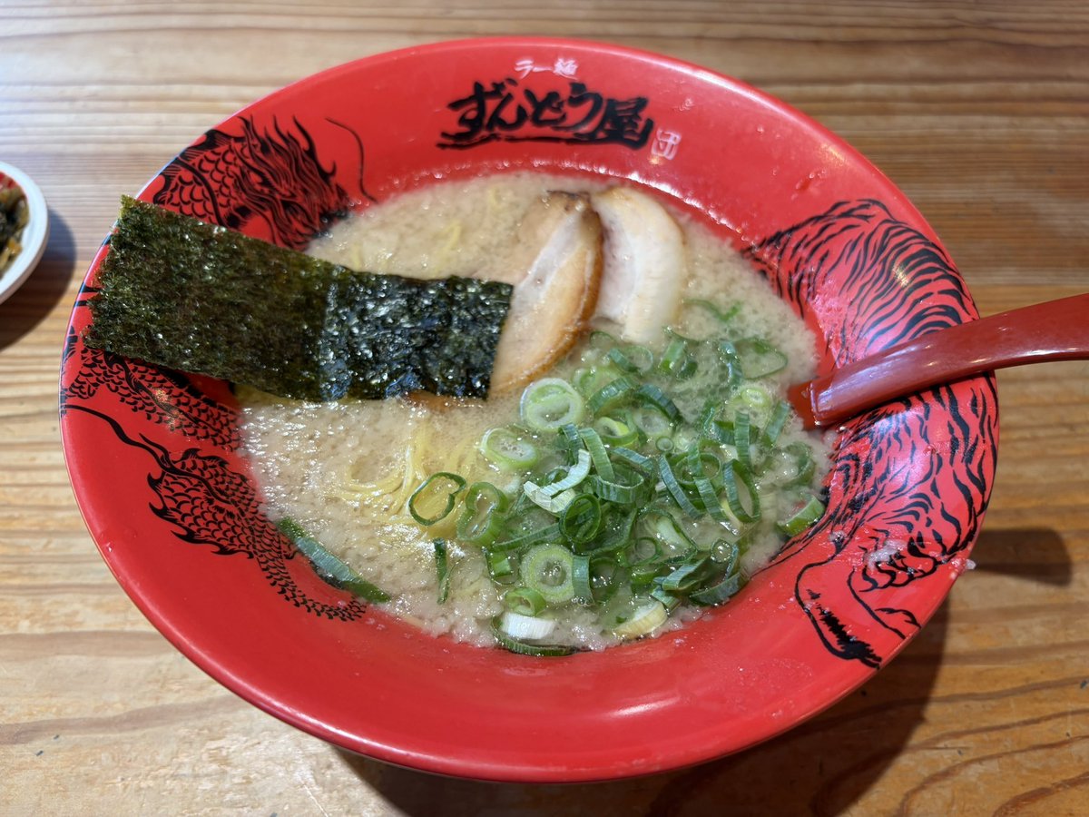 katage0000's tweet photo. ◾️元味らーめん
【ずんどう屋／大阪・高槻】

臭みのない濃厚スープっ‼︎
替え玉、大好きやわぁ♪
ここは従業員さん若い子が多く
すごく賑やかっ https://t.co/geUj8VvzUb