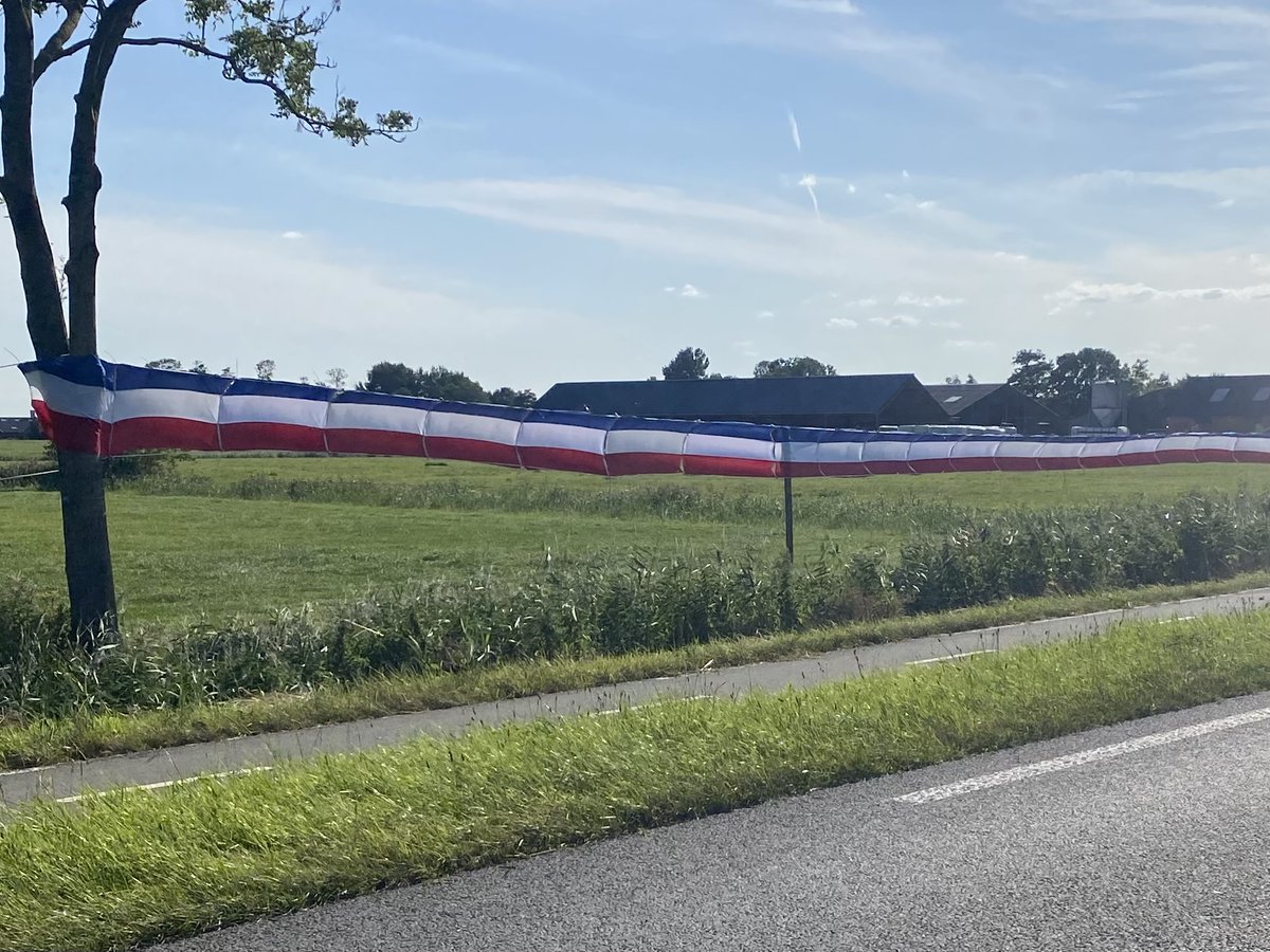 LeePeleeg's tweet photo. Geen draagvlak? Aan de N355 bij Niezijl, provincie Groningen, is juist volop draagvlak!

#zwagerman @mariannezw https://t.co/auF7DwUtj7