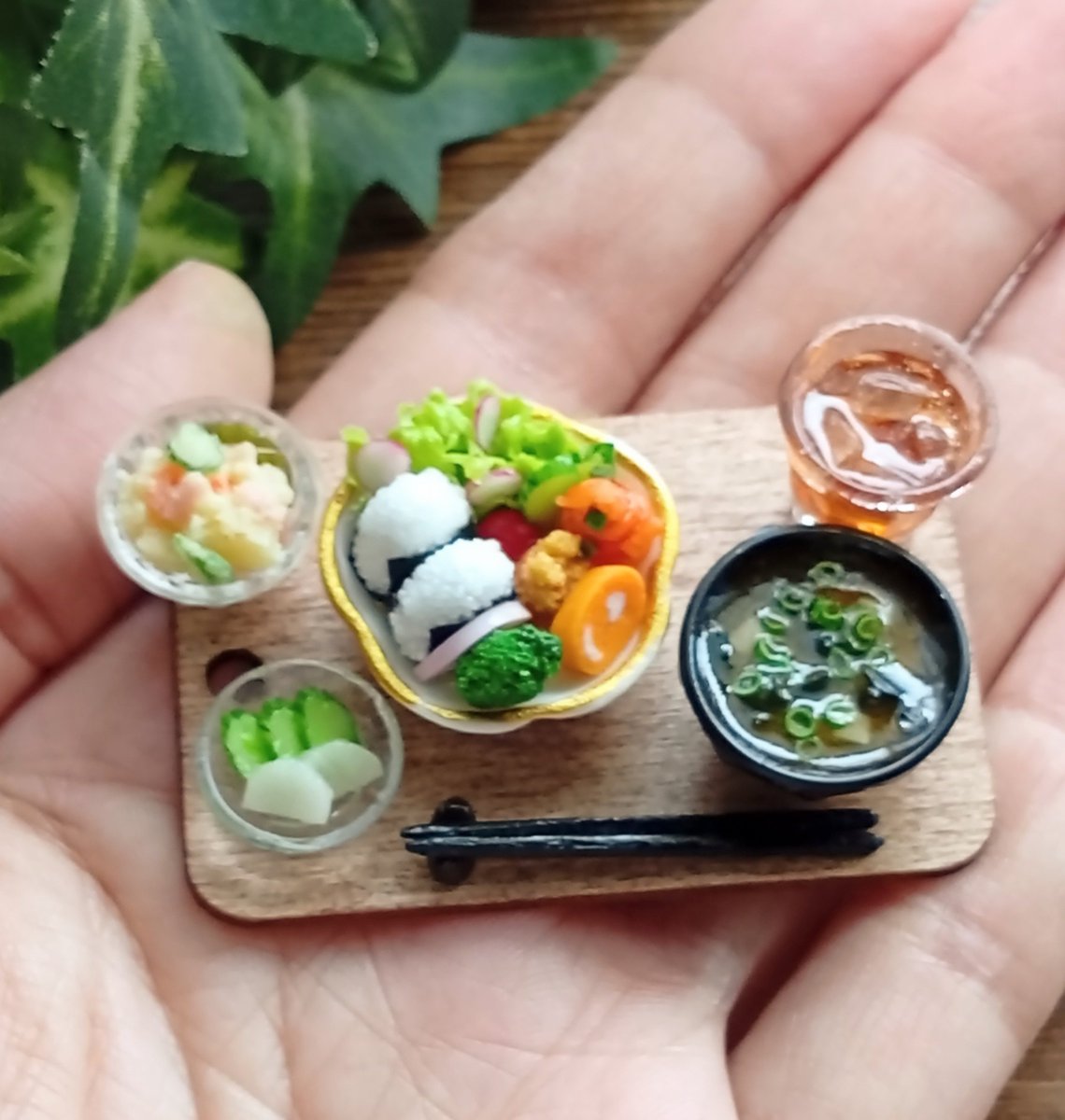 studiozui's tweet photo. ミニチュアフード　おにぎり朝食セット　１点のみですが、メルカリshopsに出品しました☺️

#粘土　#ミニチュア https://t.co/PzetdiJl4y