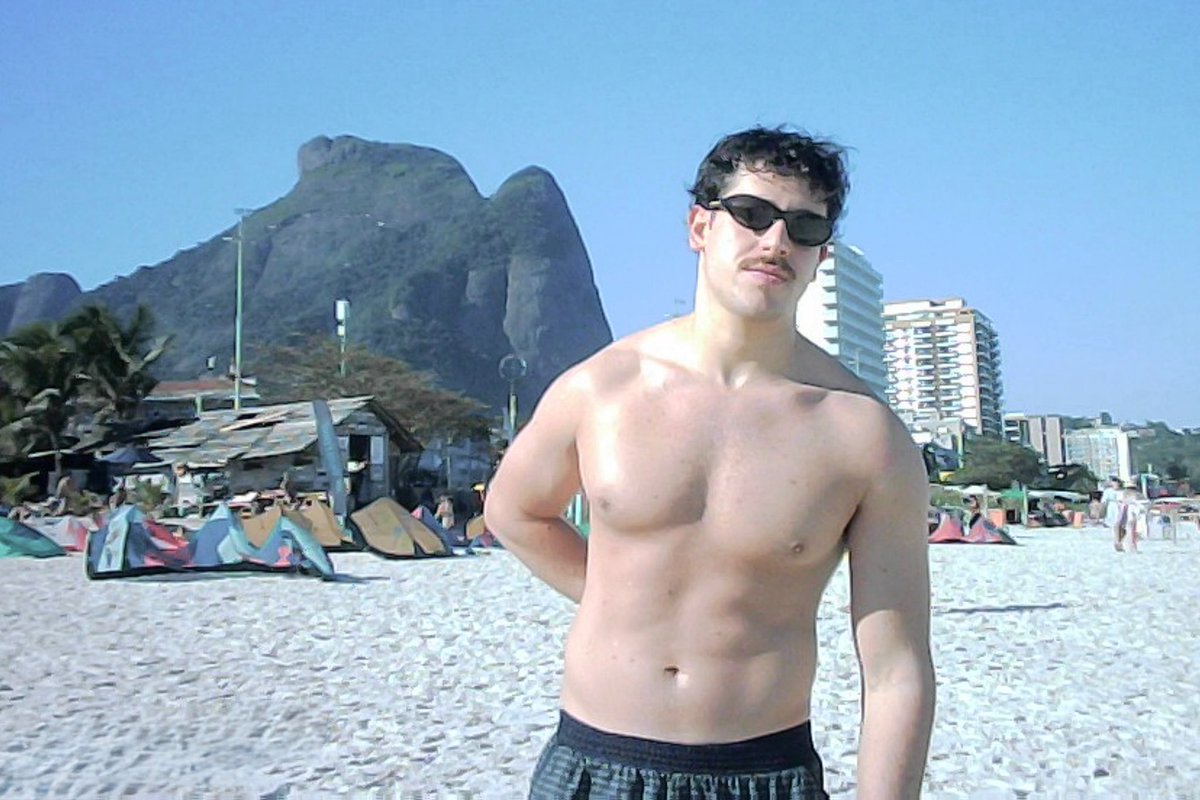 brederodi's tweet photo. praia de inverno https://t.co/7nRD9FrP3c