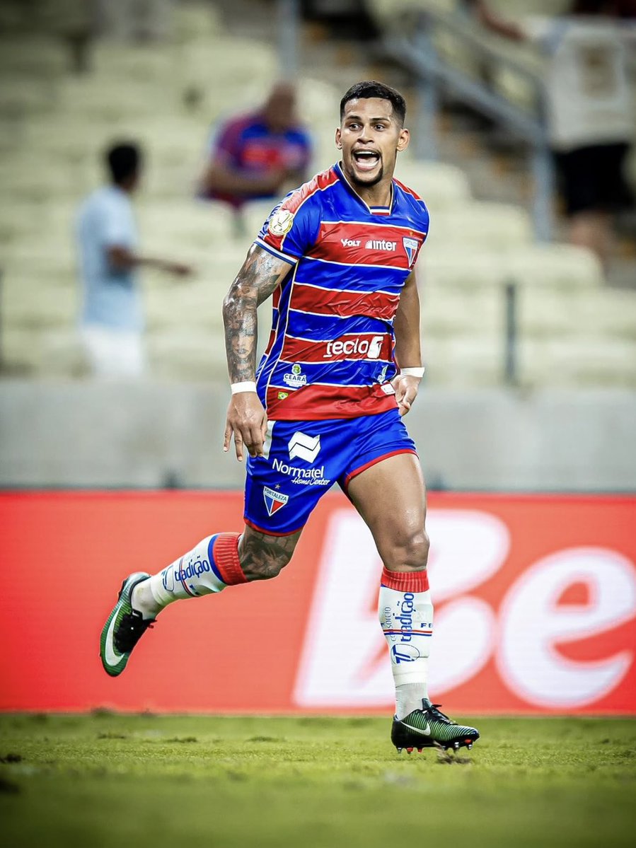 centraldoleao's tweet photo. A derrota está na conta do Maílton. Que jogador horroroso. Conseguiu acabar com um jogo que o Fortaleza fazia de igual para igual. Entregou o primeiro gol, falhou na marcação de novo na sequência. Pode devolver para o São Paulo hoje mesmo. https://t.co/lXLOZCliLv