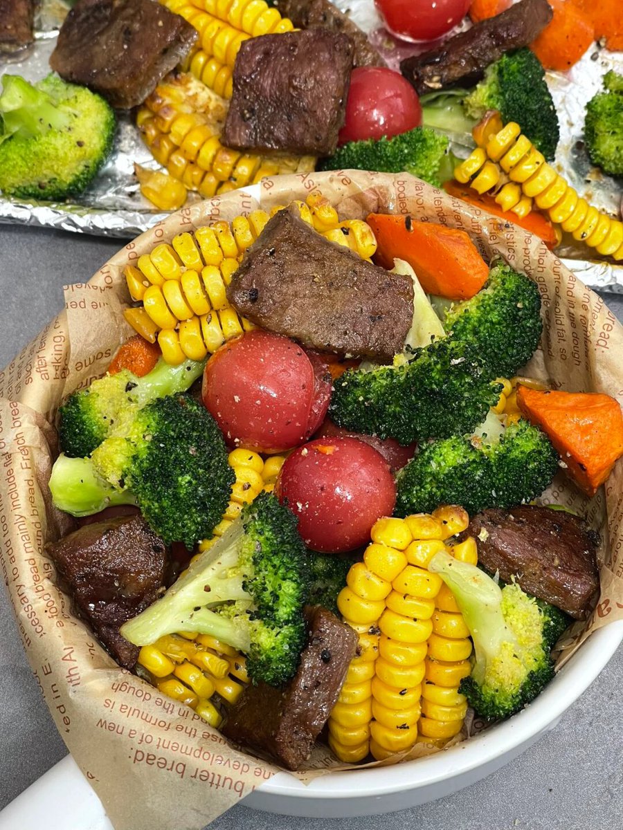 MatildeBel67q3's tweet photo. Fuel your day with this 5-min high-protein veggie bowl: grilled chicken, quinoa, roasted zucchini u0026 cherry tomatoes—light, tasty, and perfect for weight loss! https://t.co/uJbG25OuyM