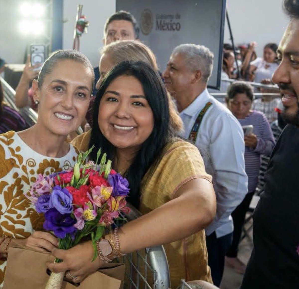 mauolmedo's tweet photo. Trascendió que la Presidenta de la Junta de coordinación política del Congreso y nuera de @salomonj, @TaniiaaCn habría enviado a uno de sus primos a ofender, encarar y denostar al ex Gobernador @alejandromurat durante la gira de la Presidenta @Claudiashein en Huajuapan de León. https://t.co/adyoh2bsv3