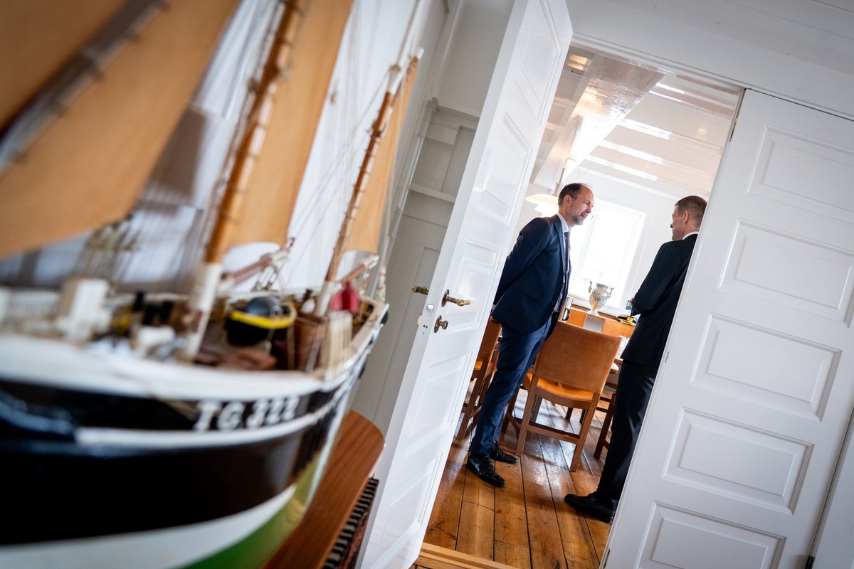 Forsvarsmin's tweet photo. Forsvarsminister @JeppeBruus og Færøernes udenrigs- og fiskeriminister, Bárður á Steig Nielsen, er enige om at styrke samarbejdet, og at der allerede fra i år vil ske et øget aktivitetsniveau i og omkring Færøerne. Det sker i tæt samarbejde med færøske myndigheder 🇫🇴🇩🇰 https://t.co/5EzVheHvoZ