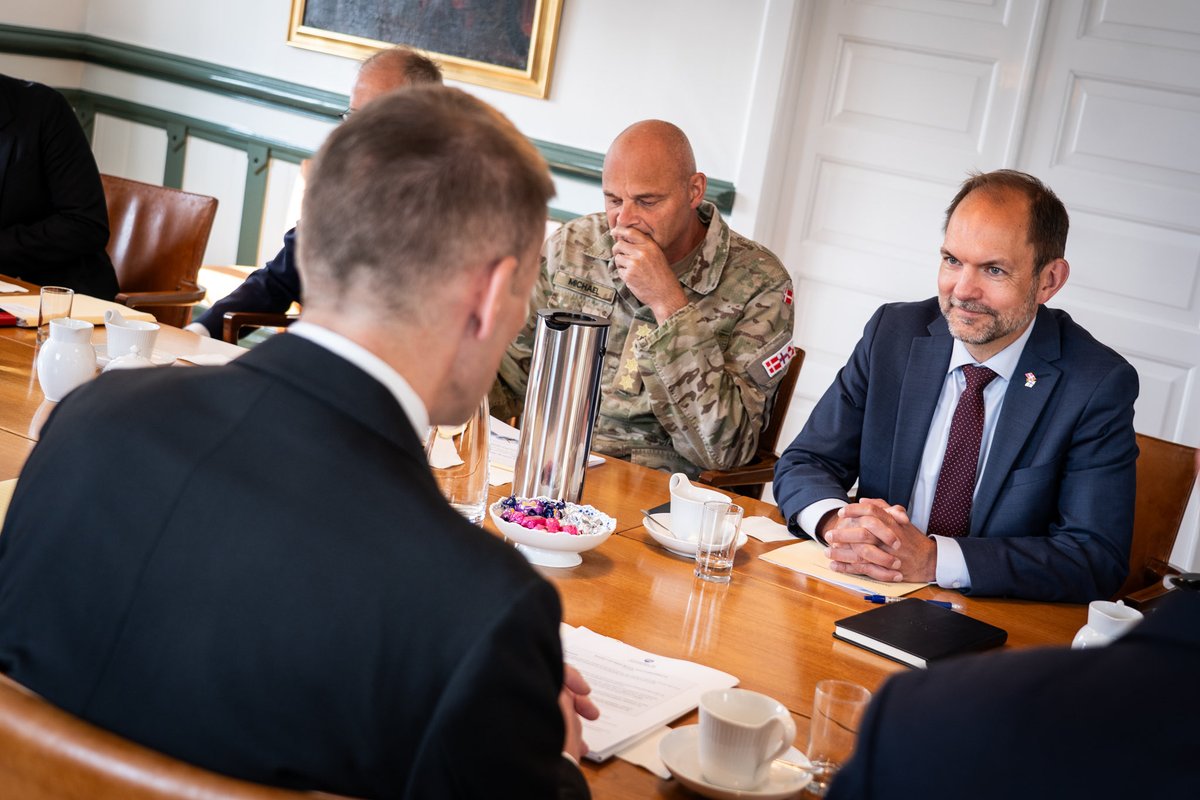 Forsvarsmin's tweet photo. Forsvarsminister @JeppeBruus og Færøernes udenrigs- og fiskeriminister, Bárður á Steig Nielsen, er enige om at styrke samarbejdet, og at der allerede fra i år vil ske et øget aktivitetsniveau i og omkring Færøerne. Det sker i tæt samarbejde med færøske myndigheder 🇫🇴🇩🇰 https://t.co/5EzVheHvoZ