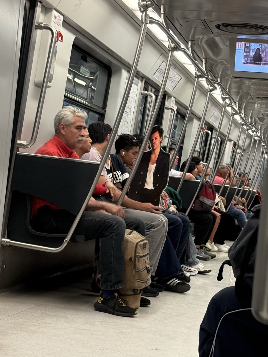 JimLoves1D's tweet photo. Me encontré a Harry Styles en la línea 12 del metro https://t.co/CI7aBaIhkZ