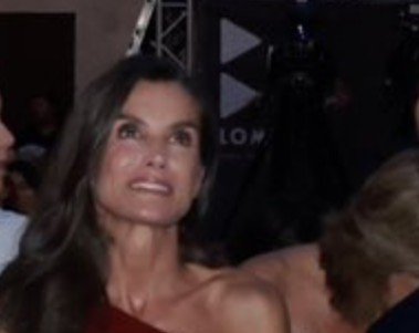BECAES_'s tweet photo. CEUTA INVADIDA, los ceutíes pasándolo mal, angustiados, desesperados, abandonados...

Y aquí tenéis a la reina, de cachondeo en un sarao de cine en Mallorca.

Creo que Casa Real no está sabiendo tomar el pulso a la sociedad española con el tema de Ceuta. Se les ve muy alejados. https://t.co/bHEl42GB6C