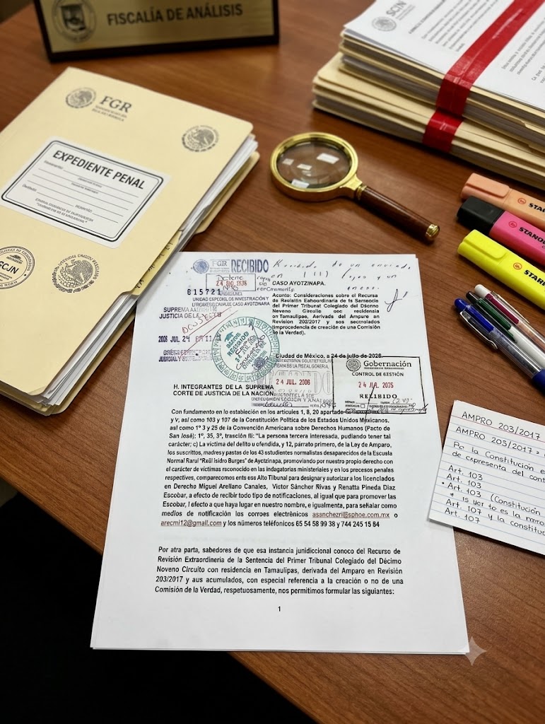 jandradej's tweet photo. El caso Ayotzinapa no necesita otra comisión de la verdad: necesita justicia. Un grupo de familiares de los 43 normalistas presentó un recurso extraordinario ante la Suprema Corte para frenar un nuevo mecanismo que, temen, volverá a entorpecer el trabajo de la FGR. (Hilo)
2/4
La molestia no es gratuita. La orden de un tribunal colegiado en Tamaulipas ya provocó la liberación de 80 implicados en las desapariciones, alegando "tortura generalizada". El resultado: decenas de personas libres pese a indicios de su participación.
3/4
La CNDH, bajo Luis Raúl González Pérez, solo acreditó 9 casos de tortura, no 80. La diferencia entre esos números es la diferencia entre justicia e impunidad. Y contraviene lo que ya advertía la Corte Interamericana en el caso Radilla Pacheco vs. México.
4/4
Los padres de los 43 no piden otra ronda de testimonios que ya dieron hace tiempo. Piden que la FGR use lo que ya tiene. La SCJN tiene ahora la oportunidad de no repetir el error. Lee la columna completa: https://t.co/4vQqZXvtU9  @LaRazon_mx