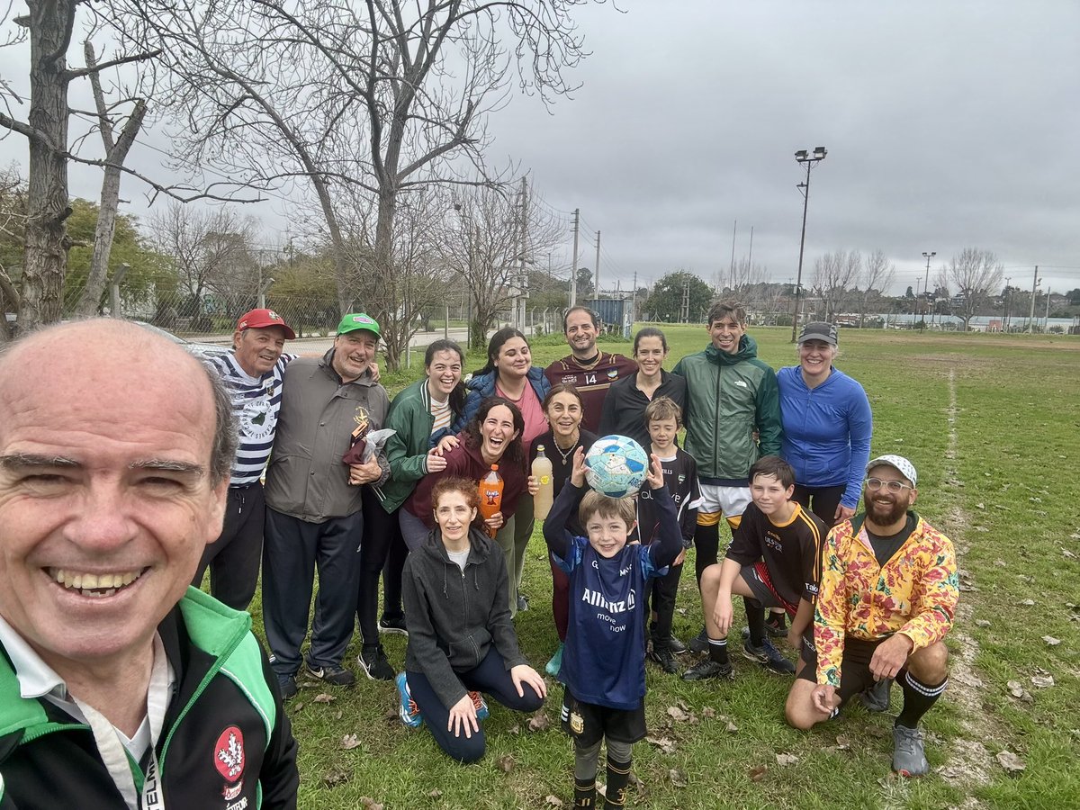 CuencaGAA's tweet photo. #fútbolgaélico 🏐☘️ Enorme mañana de domingo 🌥️ en el Parque Gaélico de San Isidro, Buenos Aires 🇦🇷 
🦜 se impuso sobre 👕 en el “Mundialito” y hubo aplausos para Juli, héroe mundialista en los @GAAworldgames en Waterford  🇮🇪 👏👏👏🫶
Cuenca del Plata GAA
#unidosenelencuentro https://t.co/Aoj9H5sNgJ