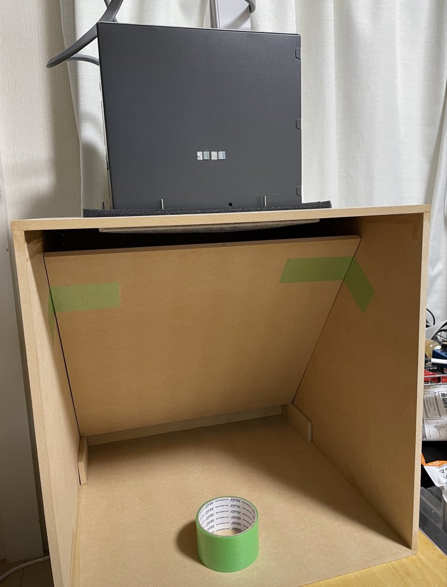 Rohdea32141's tweet photo. これは部屋での塗装を禁じられているのに製作した塗装ブース。
未だ未使用😂

#塗装ブース #シロッコファン https://t.co/eYRIWewHR7