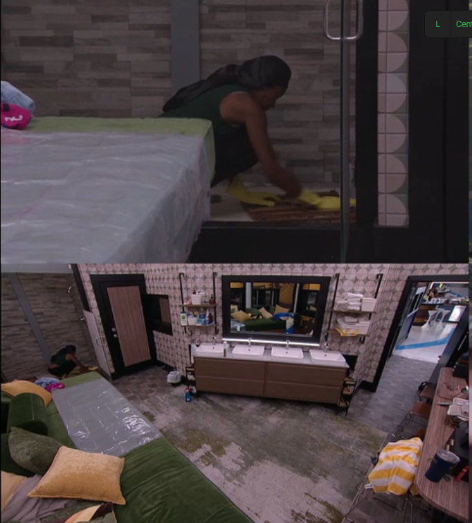 JokersBBUpdates's tweet photo. 2:10 PM Taylor cleaning the shower. #BB28 #BBLF https://t.co/6KyeI38rII