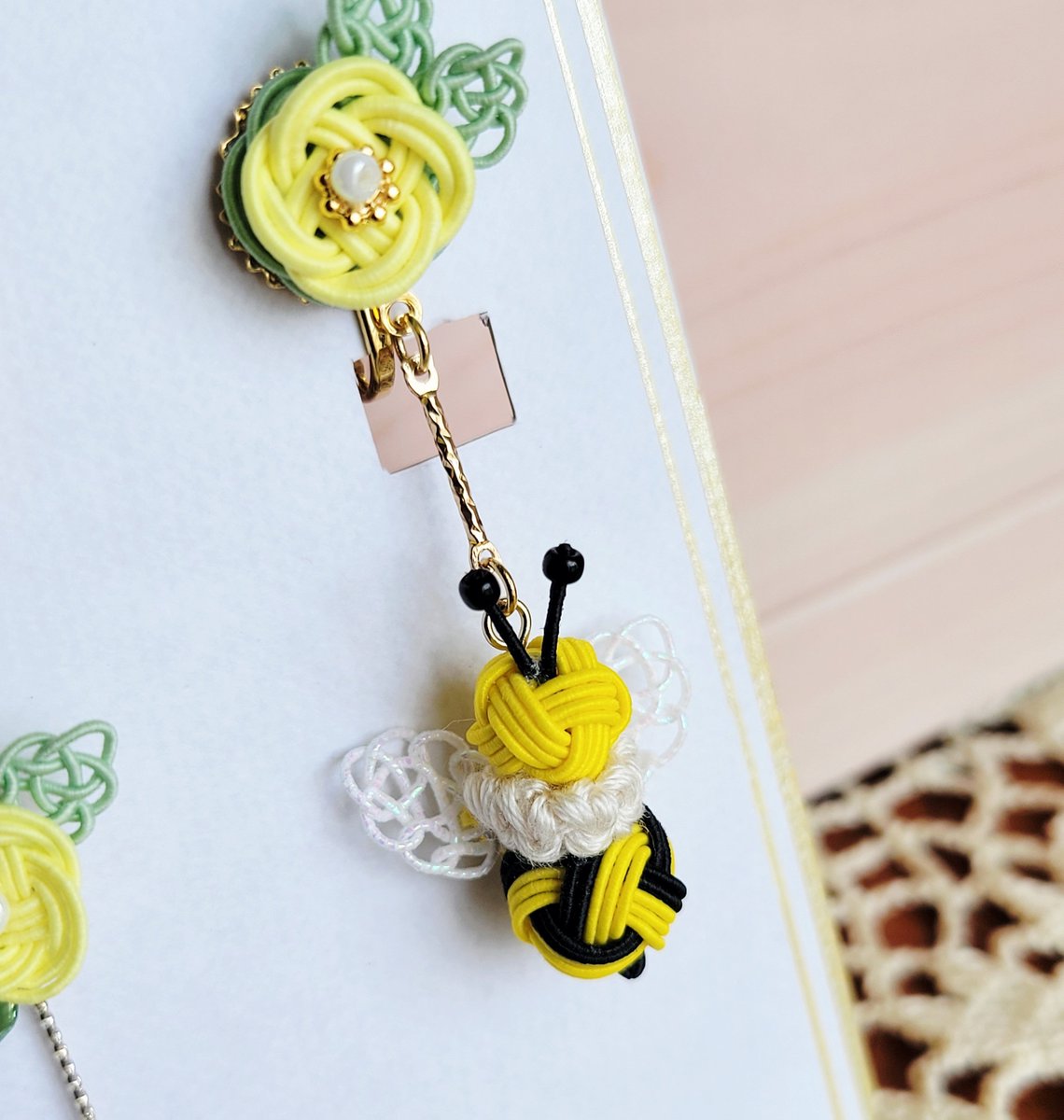 Odd_Eye_RM's tweet photo. 😊 #とろ～りハニータイム　#365DIYtheme

ブンブンブ～ン🐝
蜂が飛ぶ～
お耳の回りにお花が咲いたよ
ブンブンブ～ン
蜂が飛ぶ～🐝

◇蜜蜂のイヤリング

#一色商店常設展
是非
一色商店様 にてご覧下さい。

通販対応もして頂けますので
@isshikishoten 様に
お問い合わせ下さい。

#水引 https://t.co/5pLBIRyi0k