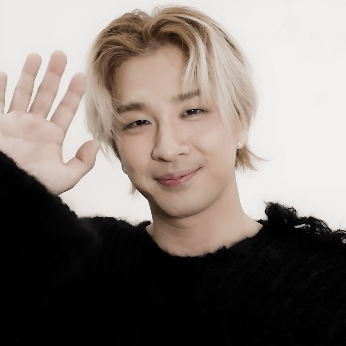 sollituddynx's tweet photo. ☀️ 𝐂onheça-me!
 ⠀  
⠀—⠀𝐍ome: Yvan
⠀—⠀𝐈dade: 34 anos
   —   𝐄stado civil: Solteiro
⠀—⠀𝐒exualidade: Bissexual
⠀—⠀𝐄stação favorita: Verão
⠀—⠀𝐂or favorita: Amarelo e azul https://t.co/WxEchp7zo8