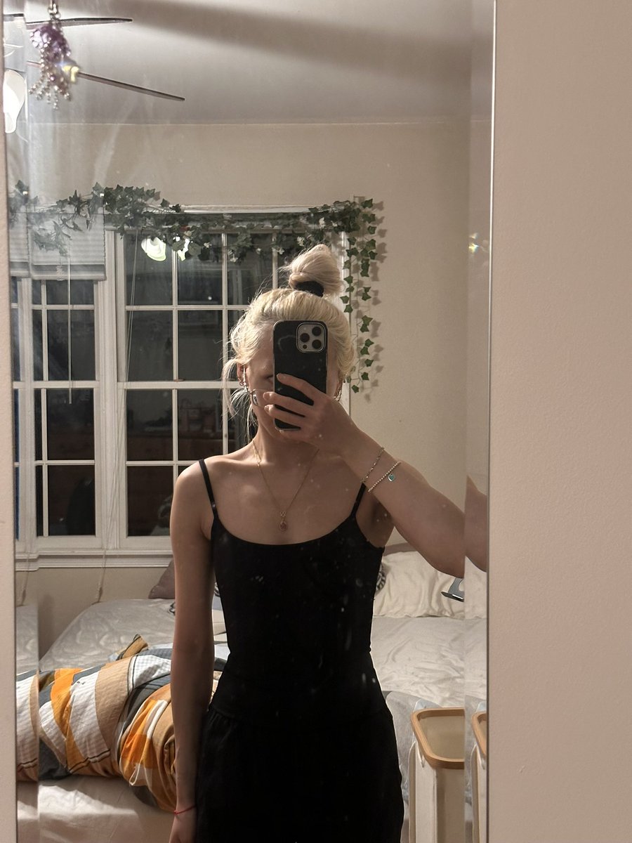 chaccocals's tweet photo. showed my friend new tank i got and she told me she wished it was more fitted… MORE FITTED HOW IS SHE CALLING ME FAT https://t.co/1NDSn1jTcZ