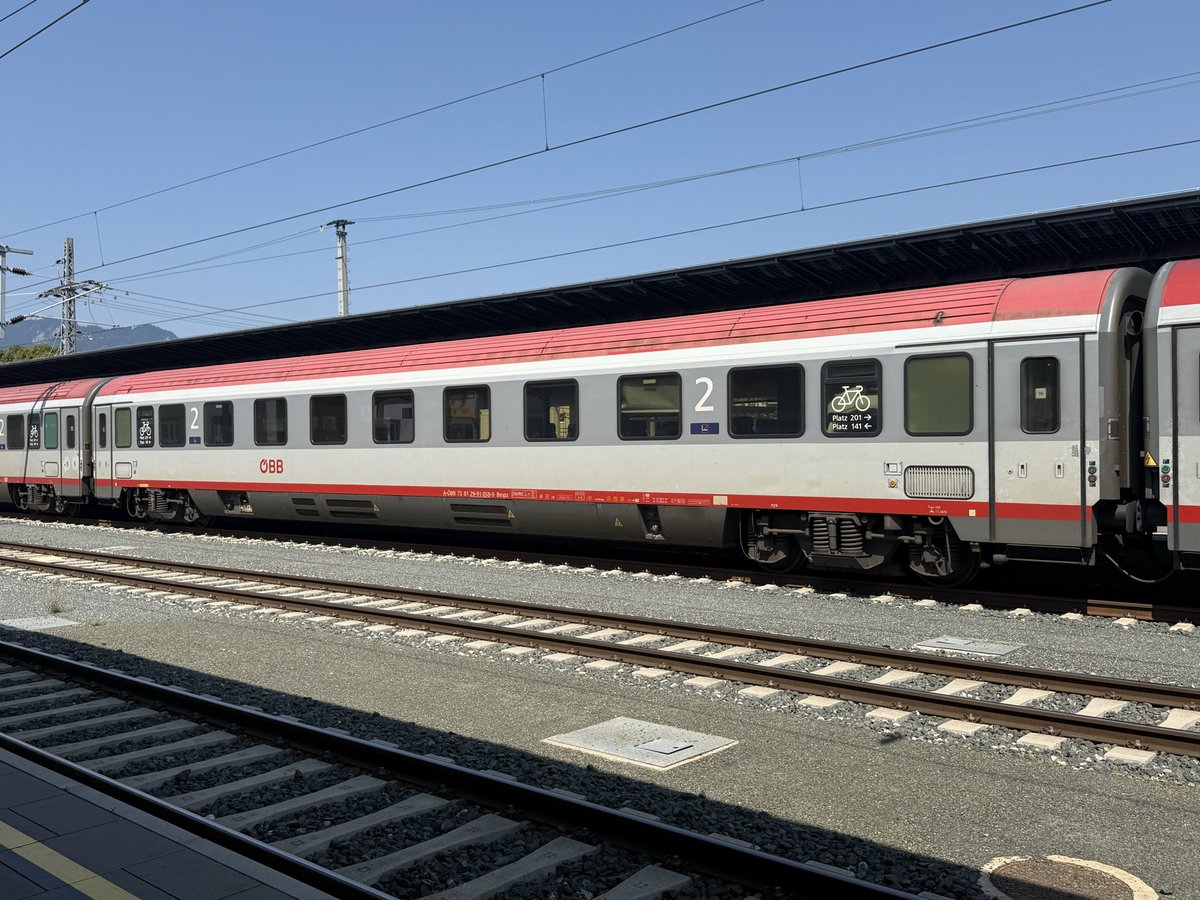 trainsenvoyage's tweet photo. En gare de Villach Hbf, mise en place à quai de l’IC 794 pour Salzburg Hbf, qui sera tracté par la 1144 046 (2 août 2026). https://t.co/zpYrU4JUD8