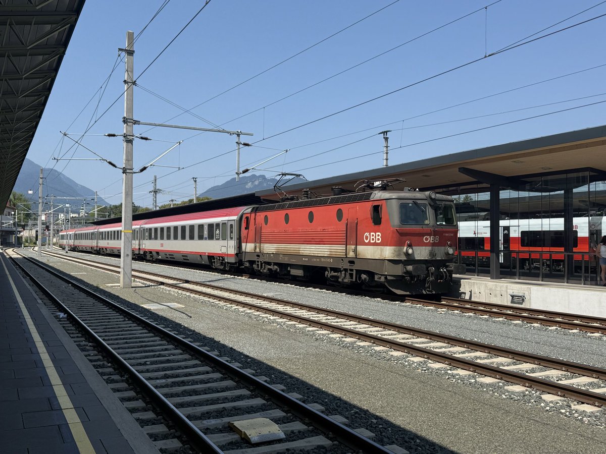trainsenvoyage's tweet photo. En gare de Villach Hbf, mise en place à quai de l’IC 794 pour Salzburg Hbf, qui sera tracté par la 1144 046 (2 août 2026). https://t.co/zpYrU4JUD8