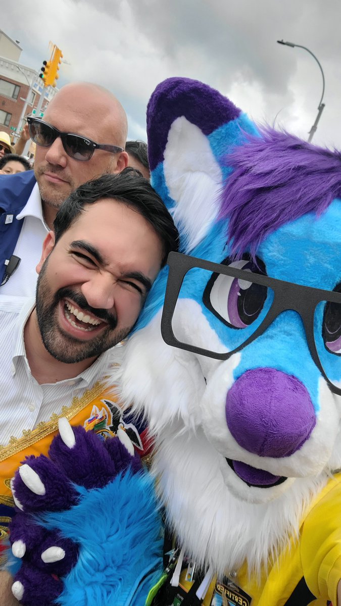 BlizzardStorm52's tweet photo. I MET THE GOAT HIMSELF!!! @NYCMayor 
I had a great time at the Ecuadorian Parade today!!! 🇪🇨🇪🇨🇪🇨 https://t.co/gwMHaBoFFZ