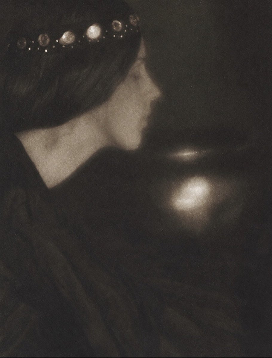 margencia's tweet photo. El pictorialismo fotográfico fue un movimiento que convirtió la fotografía en una forma de arte con imágenes poéticas, suaves y evocadoras, jugando con la luz, el desenfoque y las sombras. 
George Seeley, The Black Bowl, 1907. https://t.co/pyMxondpAc