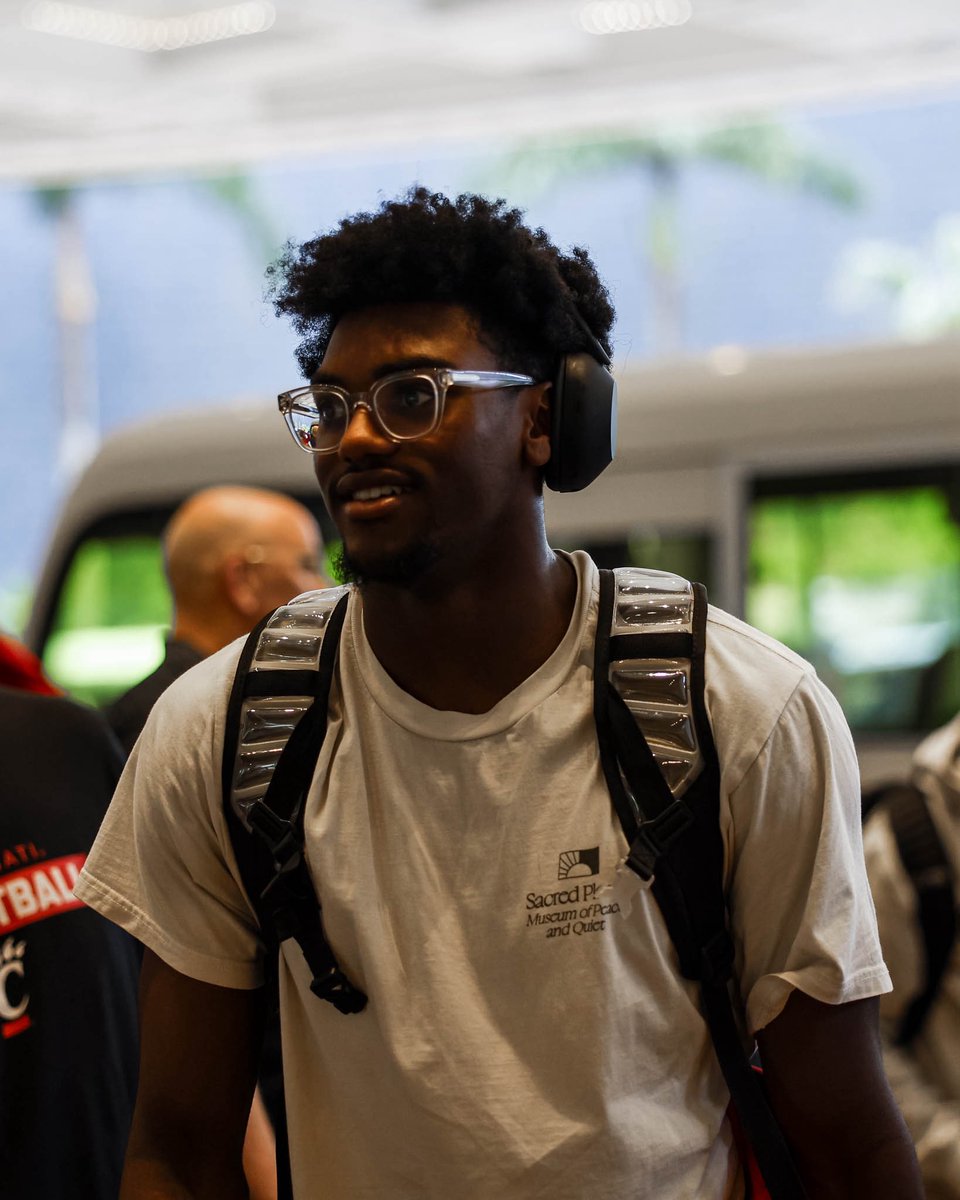 GoBearcatsMBB's tweet photo. Finally on island time 🏝️ https://t.co/XyQlDir0lG