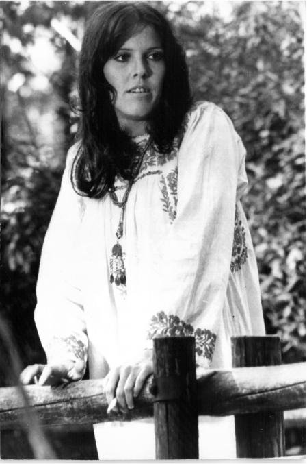 RadioUmbral's tweet photo. 2 de agosto de 1976. España 
Muere la cantante Cecilia (Evangelina Sobredo), en un accidente de tráfico regresando a Madrid tras una actuación en Vigo. Tenía 27 años.
Abrazos eternos https://t.co/Mdqa8BLL4a