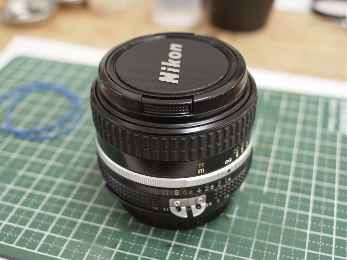 Yuuginsha's tweet photo. 50/1.4sが入荷。手を入れずにこのまま売っても良さそうなコンディション。と言っても結局は開けるのだけど。 
外観ピカピカで動きも滑らかなレンズを開けてみたら、内部に砂がびっしり付着していてヘリコイドがカジる寸前だったなんて事も過去にはあったので。 https://t.co/TXvCreOqSQ