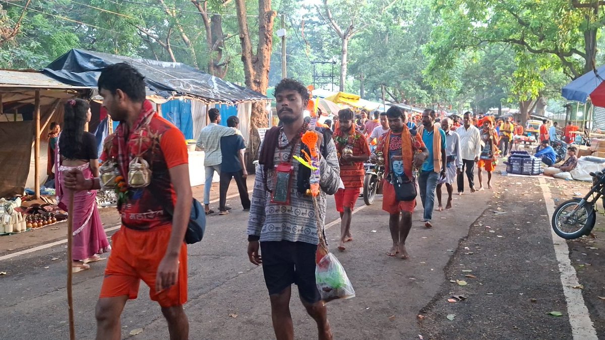 sambad_odisha's tweet photo. କପିଳାସ ପୀଠରେ କାଉଡ଼ିଆଙ୍କ ସମାଗମ...ହର ହର ମହାଦେବ ଧ୍ୱନିରେ କମ୍ପୁଛି ଶୈବପୀଠ..
#Sambad #FirstMondayOfShravan #Kapilash #HarHarMahadev #OmNamahShivaya #LordShiva #ହରହରମହାଦେବ #Odisha https://t.co/4XfZYgV8hn